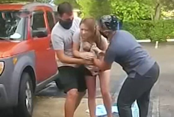 فيديو صادم ومثير: ولادة طفل أمريكي والأم واقفة على قدميها في الشارع! صورة رقم 5