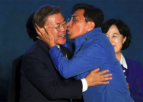 بالصور.. شاهدوا قبلات من أشهر الشخصيات السياسية العالمية صورة رقم 18