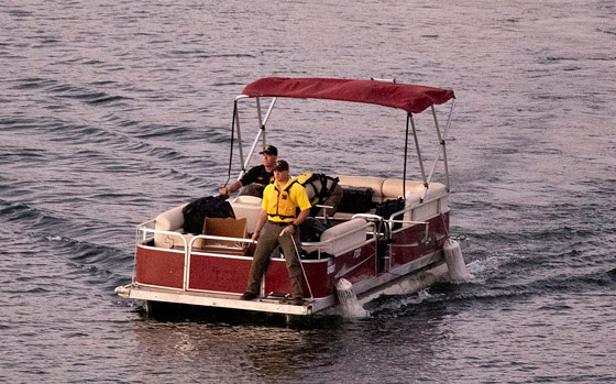غرق ممثلة والعثور على طفلها لوحده في القارب وسط البحيرة صورة رقم 16
