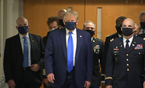 الرئيس الأمريكي دونالد ترامب يرتدي كمامة في مكان عام لأول مرة! صورة رقم 8