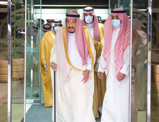 فيديو وصور: الملك سلمان يغادر المستشفى بعد عملية استئصال المرارة صورة رقم 1