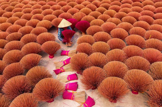 صور مدهشة: مشاهد مبهرة من الألوان الزاهية في قرية البخور في فيتنام صورة رقم 2