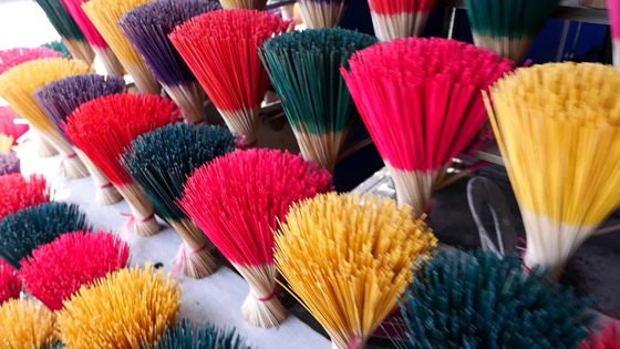 صور مدهشة: مشاهد مبهرة من الألوان الزاهية في قرية البخور في فيتنام صورة رقم 12