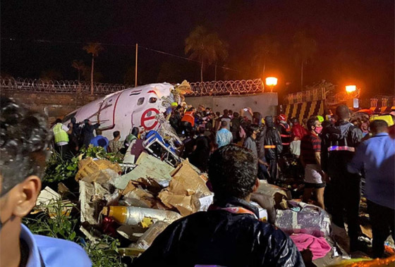 انشطار طائرة هندية لدى هبوطها وسقوط ضحايا صورة رقم 4