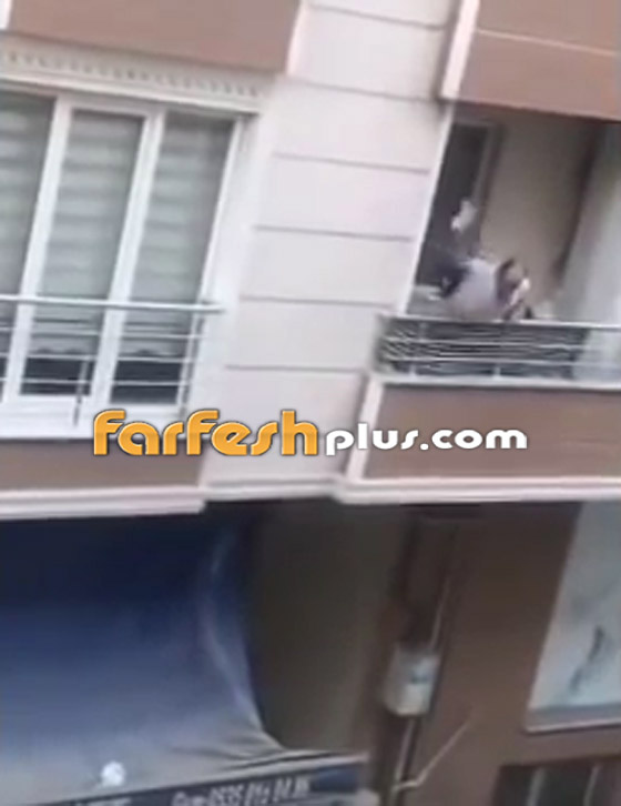 فيديو صادم.. تركي يتشاجر مع قريبه وفجأة يختل من الشرفة ويسقط! صورة رقم 3