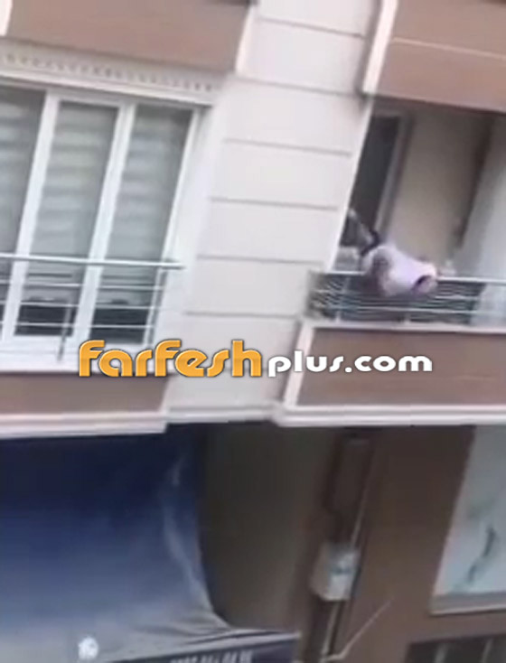 فيديو صادم.. تركي يتشاجر مع قريبه وفجأة يختل من الشرفة ويسقط! صورة رقم 4