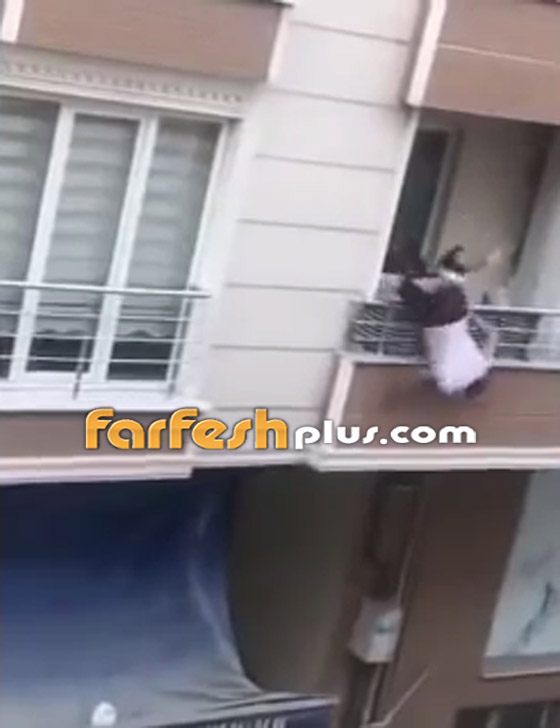 فيديو صادم.. تركي يتشاجر مع قريبه وفجأة يختل من الشرفة ويسقط! صورة رقم 5