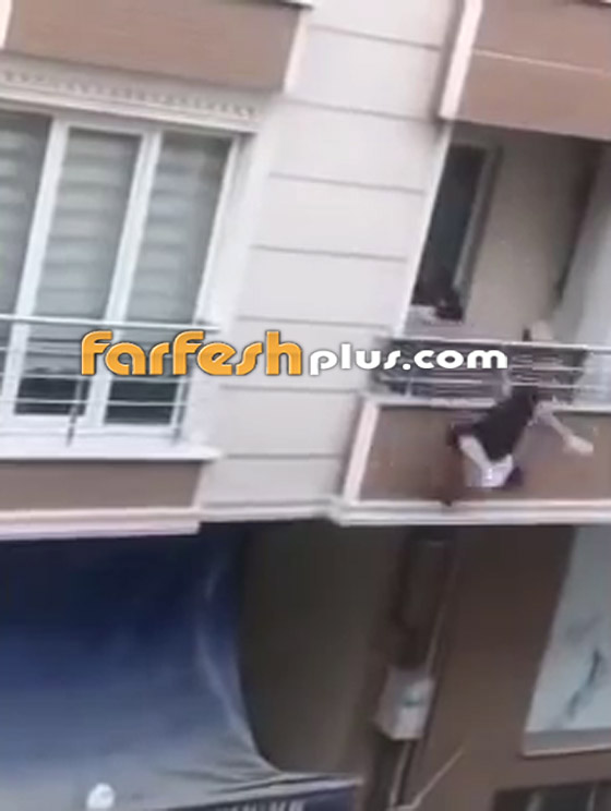 فيديو صادم.. تركي يتشاجر مع قريبه وفجأة يختل من الشرفة ويسقط! صورة رقم 6