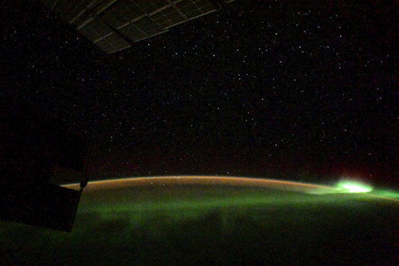 رائد فضاء روسي يلتقط صورا مدهشة لأضواء الشفق القطبي من الفضاء صورة رقم 1