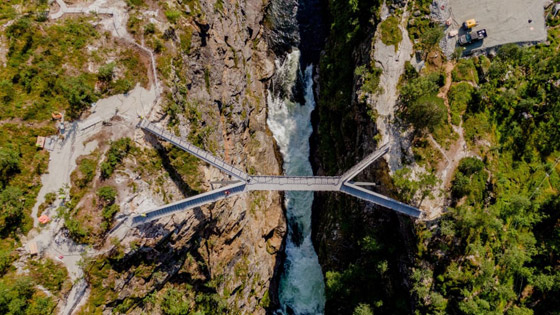 أعجوبة معمارية.. ما رأيك بعبور جسر يطفو فوق شلال بالنرويج؟ صور صورة رقم 1