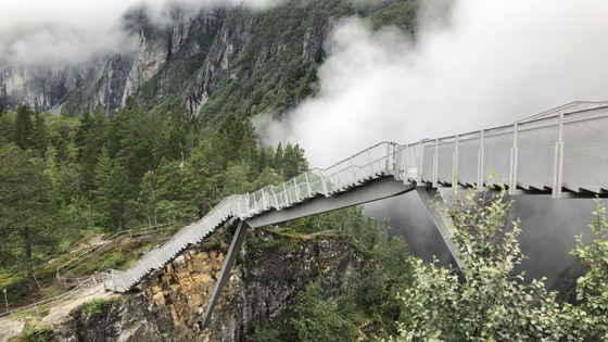 أعجوبة معمارية.. ما رأيك بعبور جسر يطفو فوق شلال بالنرويج؟ صور صورة رقم 7