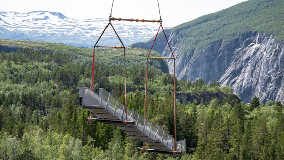 أعجوبة معمارية.. ما رأيك بعبور جسر يطفو فوق شلال بالنرويج؟ صور صورة رقم 8