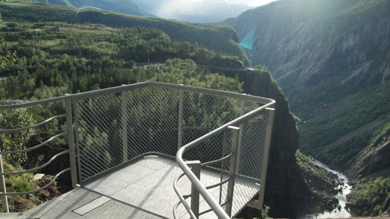 أعجوبة معمارية.. ما رأيك بعبور جسر يطفو فوق شلال بالنرويج؟ صور صورة رقم 9