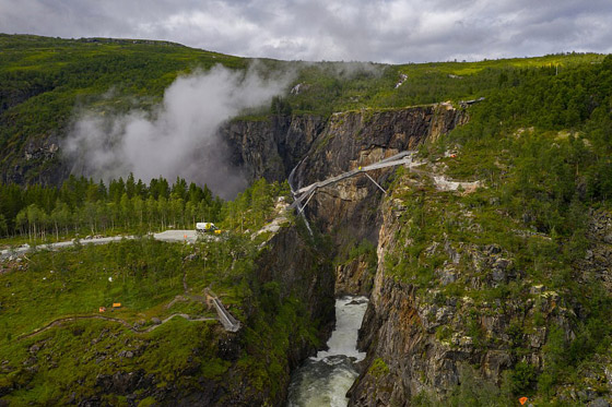 أعجوبة معمارية.. ما رأيك بعبور جسر يطفو فوق شلال بالنرويج؟ صور صورة رقم 10