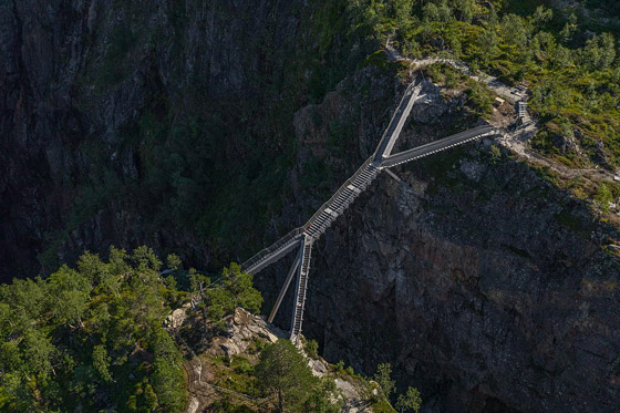 أعجوبة معمارية.. ما رأيك بعبور جسر يطفو فوق شلال بالنرويج؟ صور صورة رقم 11