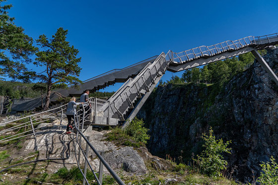 أعجوبة معمارية.. ما رأيك بعبور جسر يطفو فوق شلال بالنرويج؟ صور صورة رقم 12
