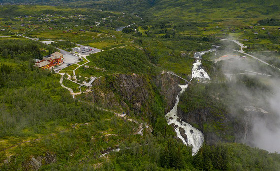 أعجوبة معمارية.. ما رأيك بعبور جسر يطفو فوق شلال بالنرويج؟ صور صورة رقم 13