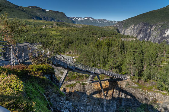أعجوبة معمارية.. ما رأيك بعبور جسر يطفو فوق شلال بالنرويج؟ صور صورة رقم 15