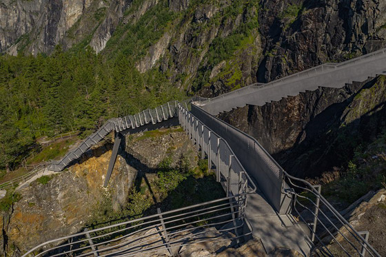 أعجوبة معمارية.. ما رأيك بعبور جسر يطفو فوق شلال بالنرويج؟ صور صورة رقم 16