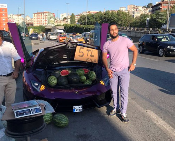 بسيارة لامبورجيني فارهة.. فيديو لمليونير يبيع البطيخ بشوارع إسطنبول صورة رقم 1