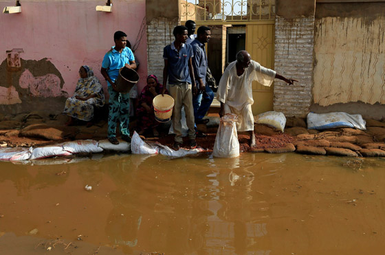 مشاهد مرعبة.. قرى ومدن سودانية تغرق في الفيضان صورة رقم 1