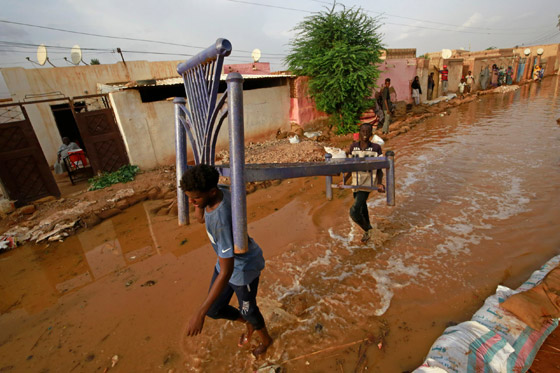 مشاهد مرعبة.. قرى ومدن سودانية تغرق في الفيضان صورة رقم 2