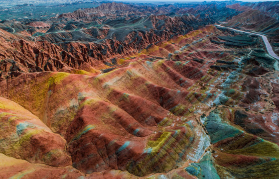 جبال دنكسيا في الصين: ملونة بقوس قزح كلوحة زيتية ويعشقها السياح صورة رقم 1