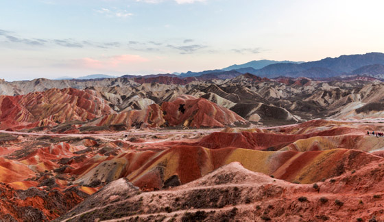 جبال دنكسيا في الصين: ملونة بقوس قزح كلوحة زيتية ويعشقها السياح صورة رقم 7