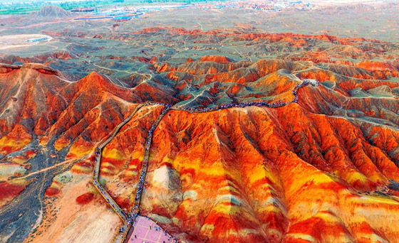 جبال دنكسيا في الصين: ملونة بقوس قزح كلوحة زيتية ويعشقها السياح صورة رقم 17