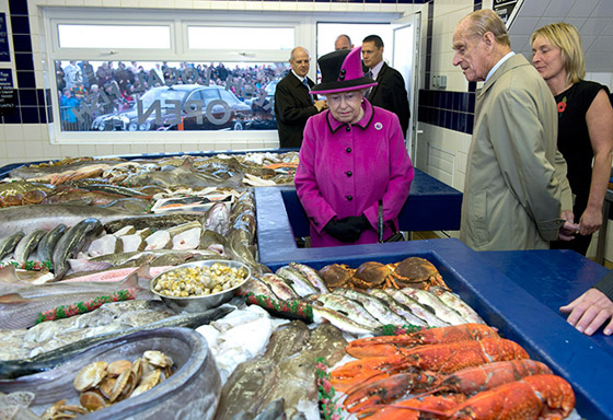 فيديو طباخ القصر يكشف سر طبق السمك والبطاطس الذي تعشقه الملكة إليزابيث صورة رقم 2
