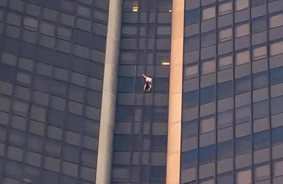 بالفيديو.. مغامر يتسلق أعلى ناطحة سحاب بدون معدات أمان كسبايدرمان صورة رقم 4