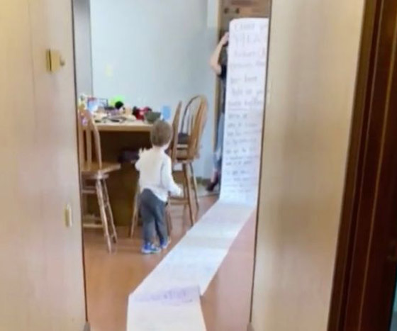 طفلة تكتب رسالة بطول 15 مترا لجارتها بهدف استعادة لعبها.. صور صورة رقم 2