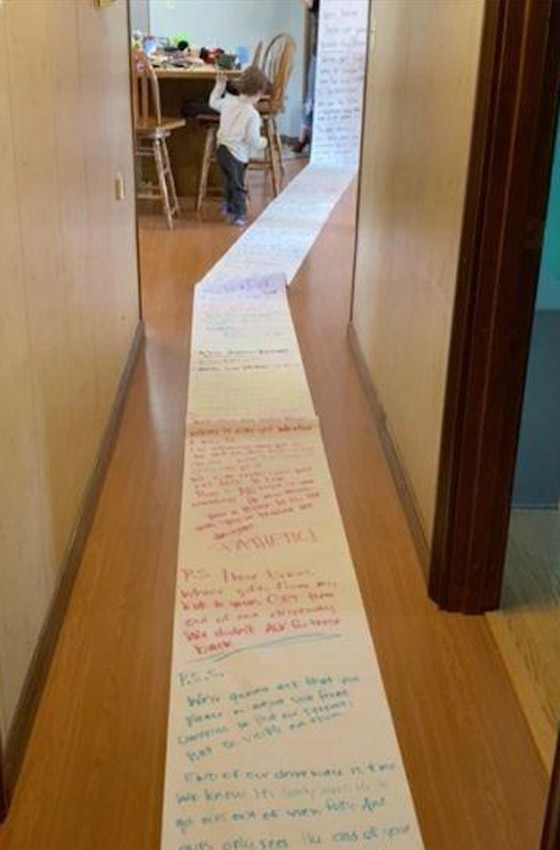 طفلة تكتب رسالة بطول 15 مترا لجارتها بهدف استعادة لعبها.. صور صورة رقم 5