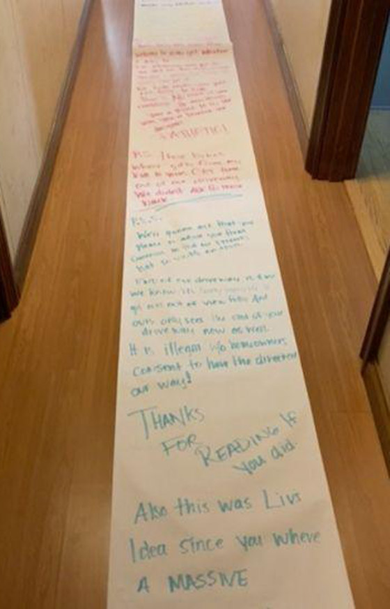 طفلة تكتب رسالة بطول 15 مترا لجارتها بهدف استعادة لعبها.. صور صورة رقم 6