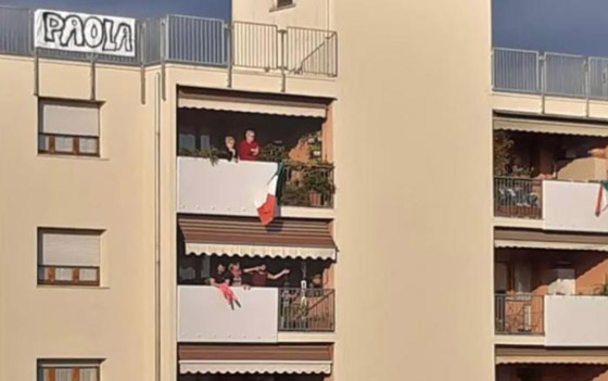 روميو وجولييت الحجر الصحي: إيطاليان يحتفلان بخطوبتهما من الشرفة صورة رقم 3