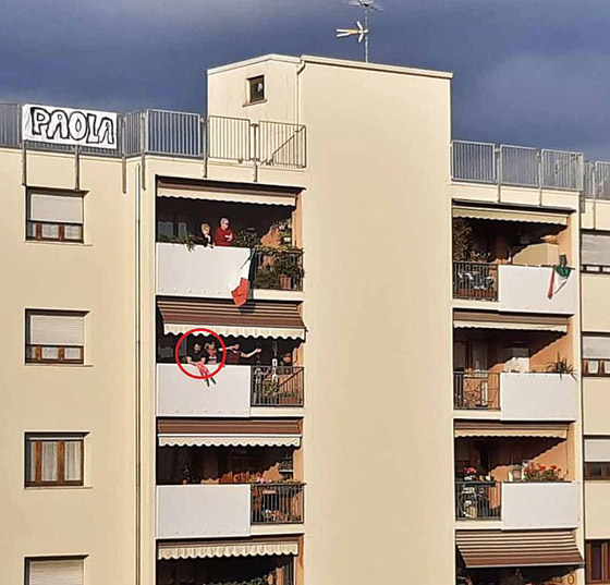 روميو وجولييت الحجر الصحي: إيطاليان يحتفلان بخطوبتهما من الشرفة صورة رقم 1