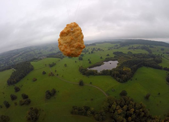 قطعة دجاج تسافر للفضاء.. احتفال غريب لشركة أيسلندية بعيدها الـ50 صورة رقم 9