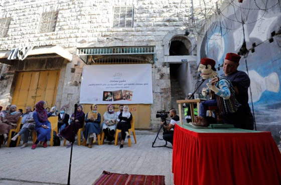 فلسطيني يغني ببطنه في الضفة للحفاظ على التراث صورة رقم 4