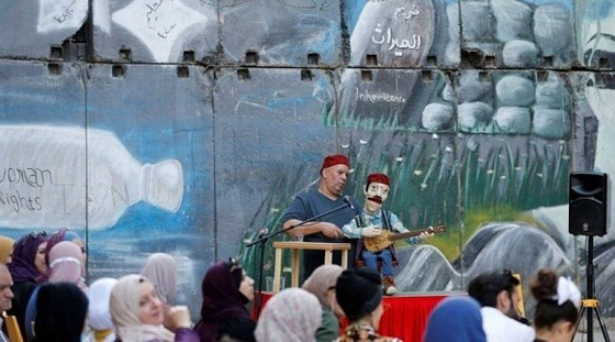 فلسطيني يغني ببطنه في الضفة للحفاظ على التراث صورة رقم 5