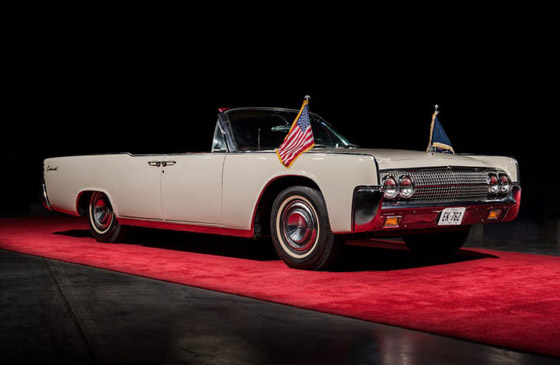 صور: بيع السيارة المشؤومة التي استقلها الرئيس كينيدي يوم اغتياله بمزاد صورة رقم 1
