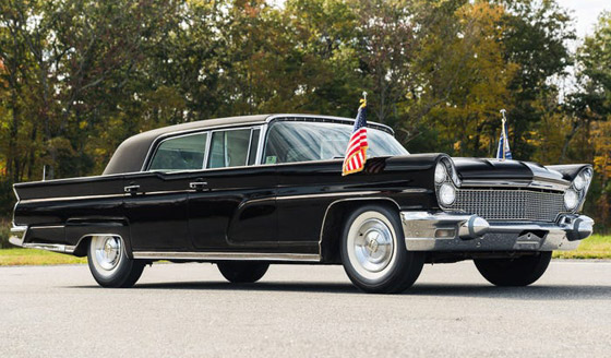 صور: بيع السيارة المشؤومة التي استقلها الرئيس كينيدي يوم اغتياله بمزاد صورة رقم 3