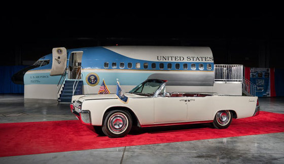 صور: بيع السيارة المشؤومة التي استقلها الرئيس كينيدي يوم اغتياله بمزاد صورة رقم 16
