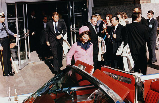 صور: بيع السيارة المشؤومة التي استقلها الرئيس كينيدي يوم اغتياله بمزاد صورة رقم 17