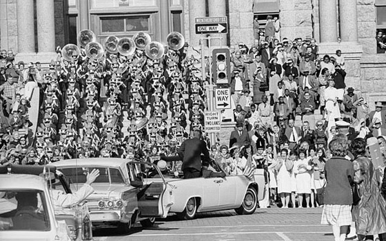 صور: بيع السيارة المشؤومة التي استقلها الرئيس كينيدي يوم اغتياله بمزاد صورة رقم 18