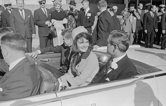 صور: بيع السيارة المشؤومة التي استقلها الرئيس كينيدي يوم اغتياله بمزاد صورة رقم 22
