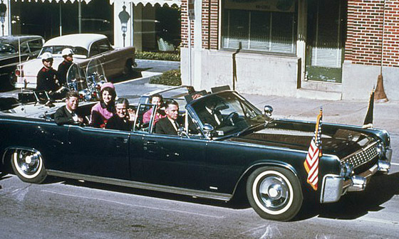 صور: بيع السيارة المشؤومة التي استقلها الرئيس كينيدي يوم اغتياله بمزاد صورة رقم 24