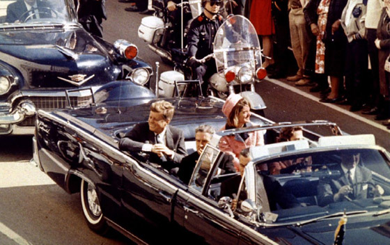 صور: بيع السيارة المشؤومة التي استقلها الرئيس كينيدي يوم اغتياله بمزاد صورة رقم 2