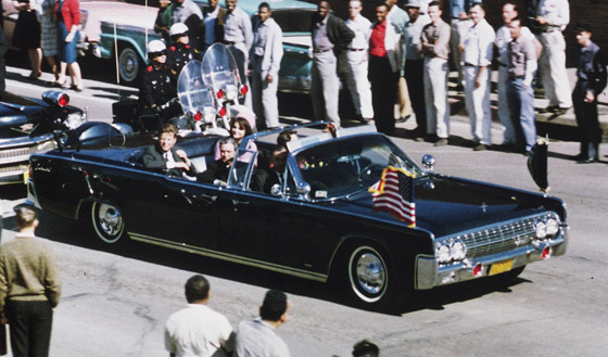 صور: بيع السيارة المشؤومة التي استقلها الرئيس كينيدي يوم اغتياله بمزاد صورة رقم 25