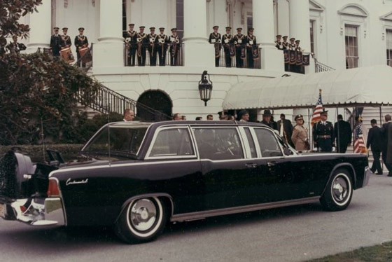 صور: بيع السيارة المشؤومة التي استقلها الرئيس كينيدي يوم اغتياله بمزاد صورة رقم 26