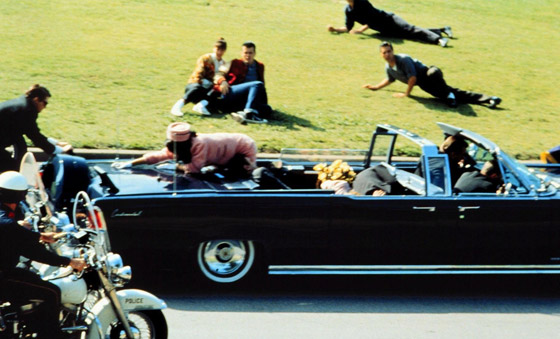 صور: بيع السيارة المشؤومة التي استقلها الرئيس كينيدي يوم اغتياله بمزاد صورة رقم 28